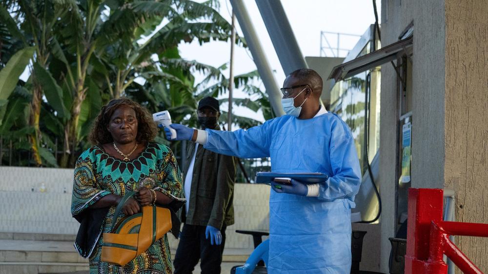 Ebola-Ausbruch: Ein Mitarbeiter der Gesundheitsdienste in der Demokratischen Republik Kongo misst die Temperatur von Reisenden.