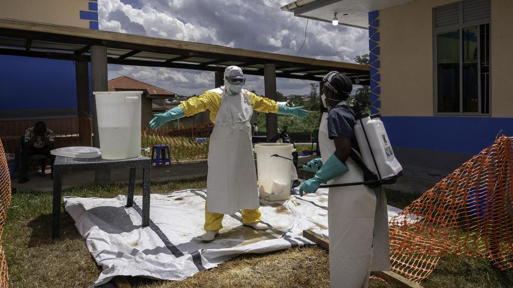  Hilfskräfte der Organisation Ärzte ohne Grenzen desinfizieren sich nach der Behandlung von Ebolapatienten in einem Krankenhaus in Bunia in der DR Kongo.