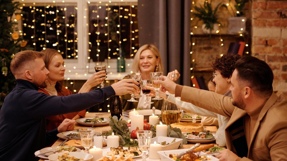 Familienessen: Ein gutes Miteinander zeigt sich oft am Esstisch. Es ist gar nicht so schwer, die kulinarischen Vorlieben der anderen zu verstehen. 