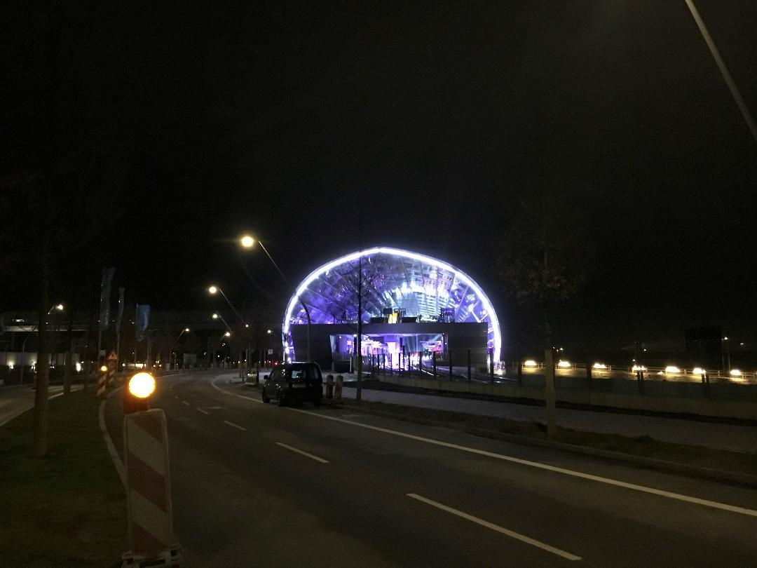 Es steht ein Ufo im Nirgendwo: So schön – und einsam – leuchtet die gestern neu eröffnete U4-Station Elbbrücken