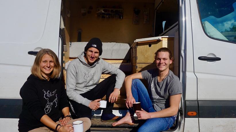 EU-Politik: Ina Bierfreund, 24, Journalistik-Studentin, Felix Hartge, 23, Wirtschaftsingenieur und Tim Noetzel, 23, der einen Bachelor in Business Administration hat und ab Herbst eine Ausbildung als Erlebnispädagoge machen will, sind gemeinsam auf Tour.
