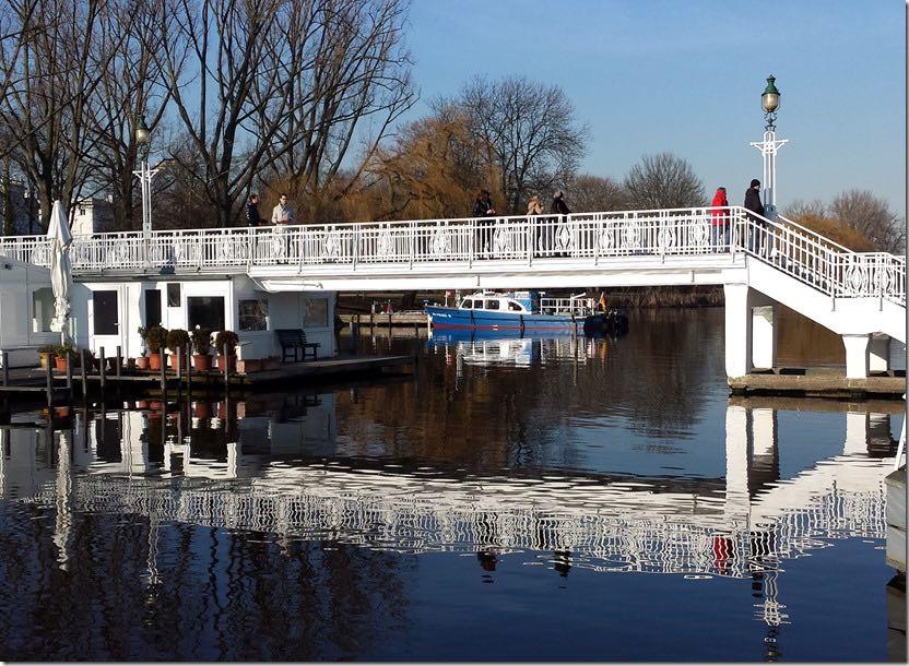 Die Rabenstraßenbrücke bei schönstem Wetter 