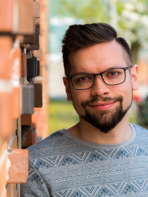 Torben Rieckmann, 29, ist wissenschaftlicher Mitarbeiter an der Fakultät für Erziehungswissenschaft an der Universität Hamburg. Gemeinsam mit Hamburger Schülern mit Trisomie 21 hat Rieckmann im Rahmen eines Forschungsprojekts die barrierefreie Mathe-App mathildr entwickelt.