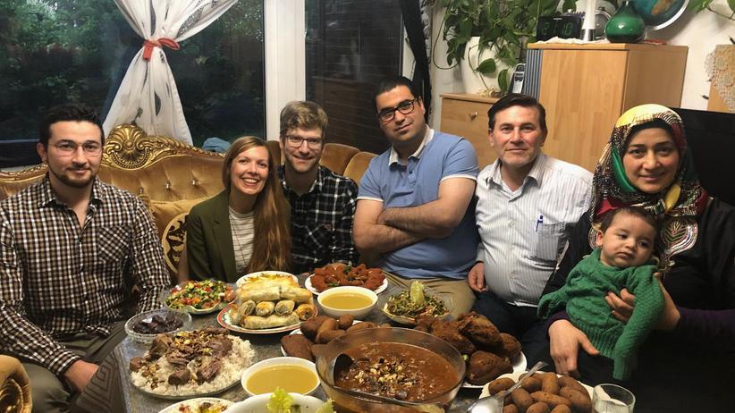 Die Familie Bustani beim Fastenbrechen – in der Mitte die deutschen Gäste, Johannes Klug und Julia Biermann.