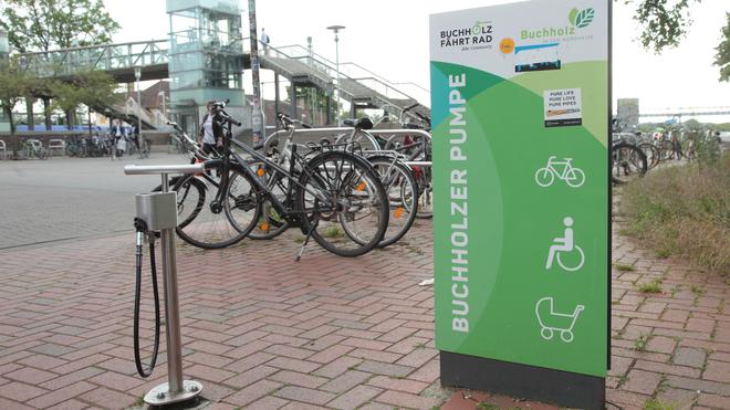 Buchholzer Pumpe am Bahnhof: Hier gibt es Druck, wenn die Pumpe denn geht. Der Fahrstuhl am Gleis hinten funktioniert seit Wochen nicht.