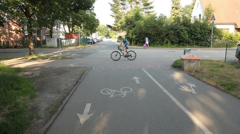 Straßenverkehr: Viel Platz, wenige Autos – das Radfahren in einer Kleinstadt könnte so idyllisch sein. Könnte.