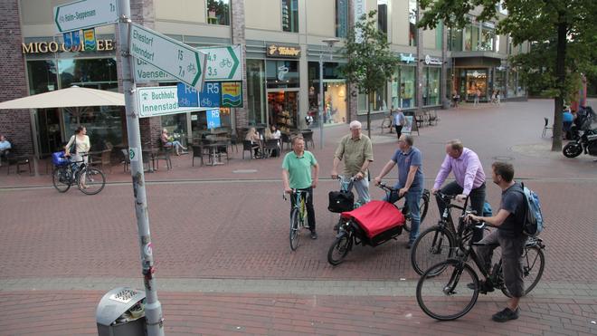 Orientierung in der Fußgängerzone: Tester Stock im Gespräch mit Aktivist Eckhoff im Kreise Buchholzer Fahrradfreunde. Der Wegweiser in Richtung Ehestorf hängt schon etwas durch. (v. l. n. r.: Jürgen Dee, Ulrich Stock, Peter Eckhoff, Thomas Winkelmann, Oliver Kröger)