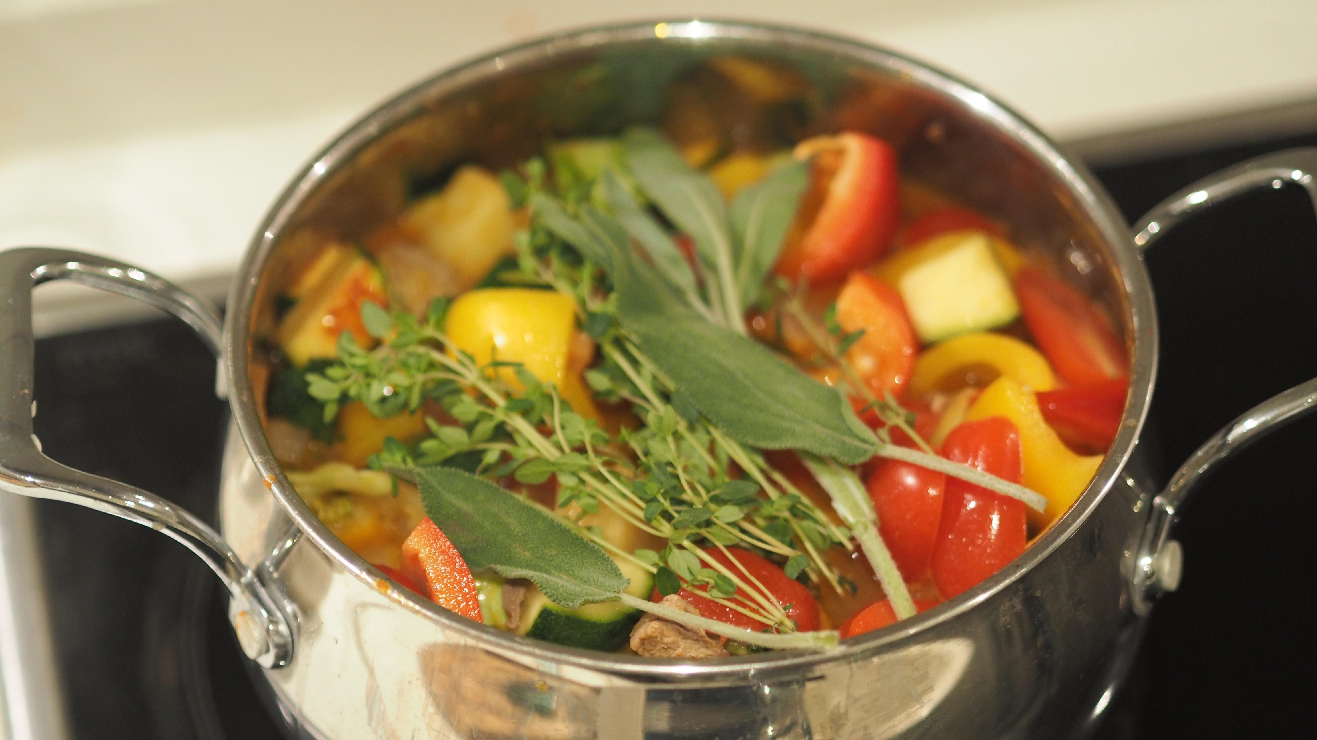 Как приготовить овощи в кастрюле. Овощи в кастрюле. Вареные овощи. Суп в кастрюле. Сотейник с овощами.