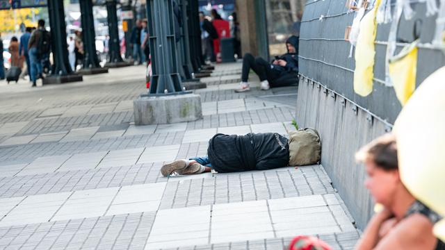 Obdachlose im Hamburger Bahnhofsviertel : Hilfe im Überfluss