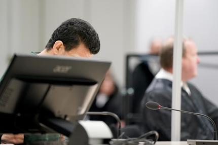 Der Angeklagte Ibrahim A. sitzt im Gerichtssaal, im Hintergrund sein Anwalt Björn Seelbach. 
