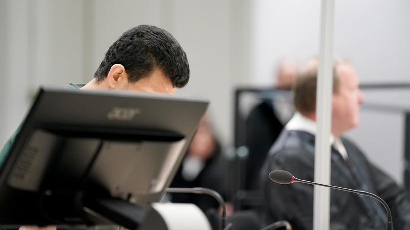 Der Angeklagte Ibrahim A. sitzt im Gerichtssaal, im Hintergrund sein Anwalt Björn Seelbach. 