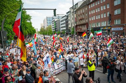 Demonstranten protestieren auf dem Steindamm gegen Islamismus und Antisemitismus und für freiheitliche Werte und das Grundgesetz. 