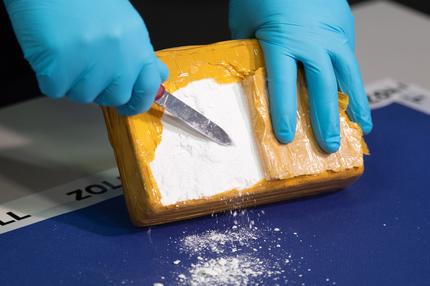 Ein sichergestelltes Paket mit Kokain im Zoll: Über den Hamburger Hafen gelangt ein Großteil der Droge nach Deutschland. 