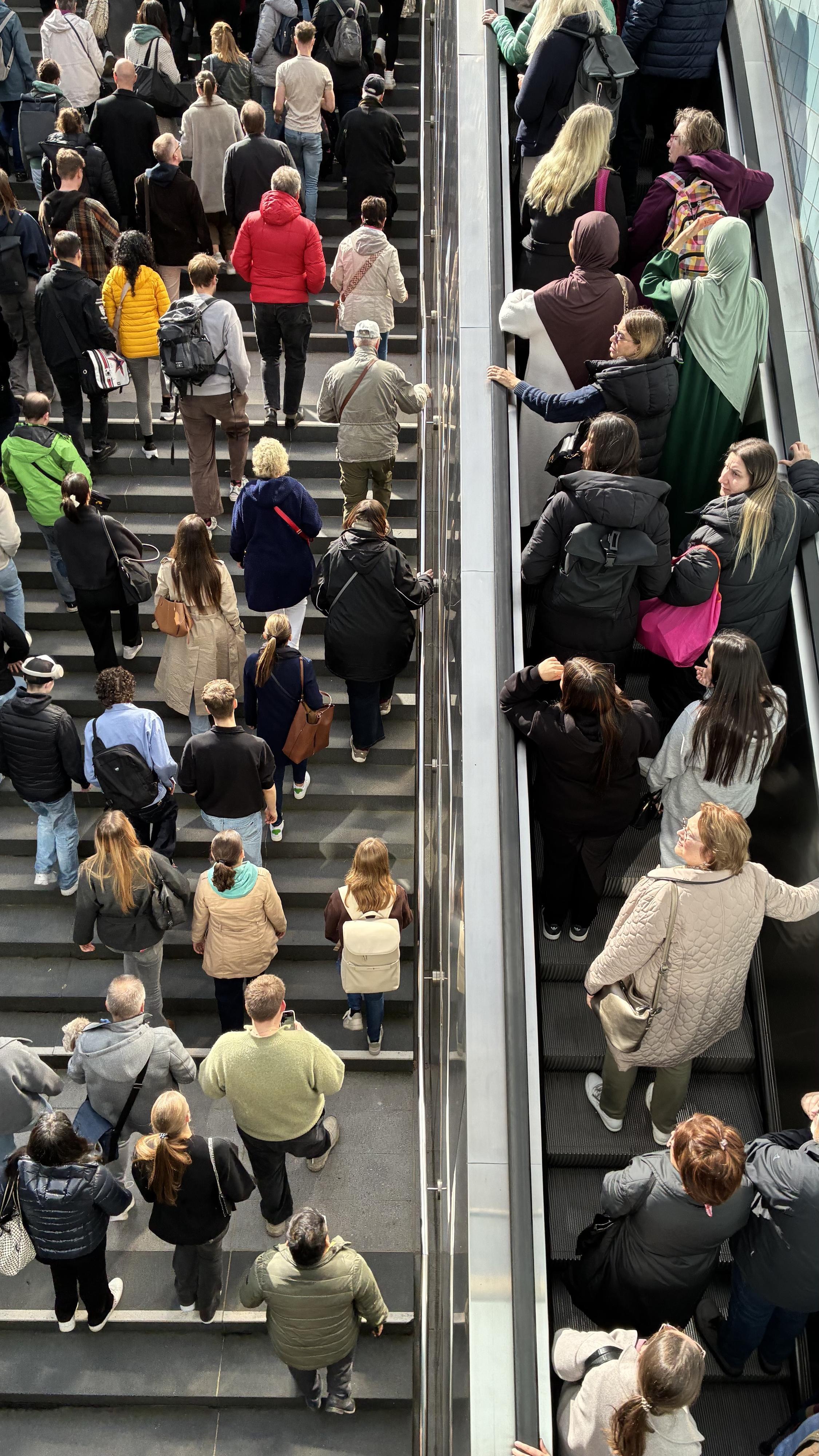 4 p.m., U-Bahn Überseequartier: It goes up