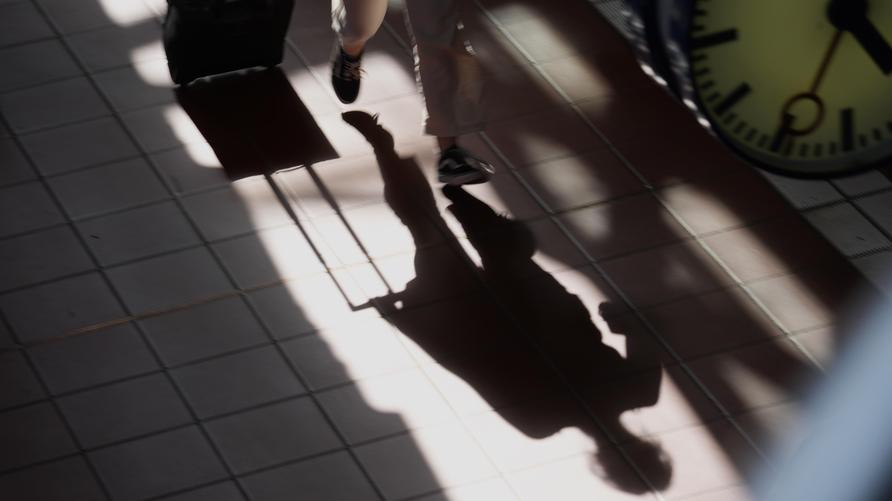 Hilferuf-App "SafeNow": Eine Bahnreisende wirft einen Schatten auf den Bahnsteig im Hamburger Hauptbahnhof.