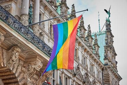 Pride Week: Auch dieses Jahr wird über dem Eingang des Hamburger Rathaus wieder die Regenbogen-Flagge hängen.