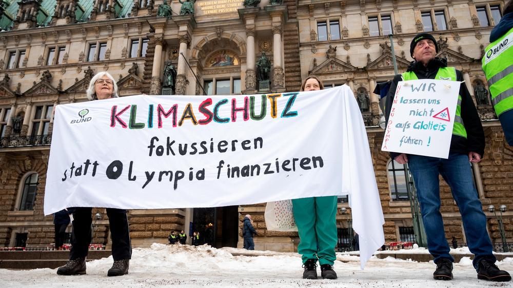 Olympia-Bewerbung: Mitglieder der BUND-Projektgruppe "NEIN zu Olympia" protestieren auf dem Hamburger Rathausmarkt gegen die Bewerbung der Stadt für Olympische Spiele.