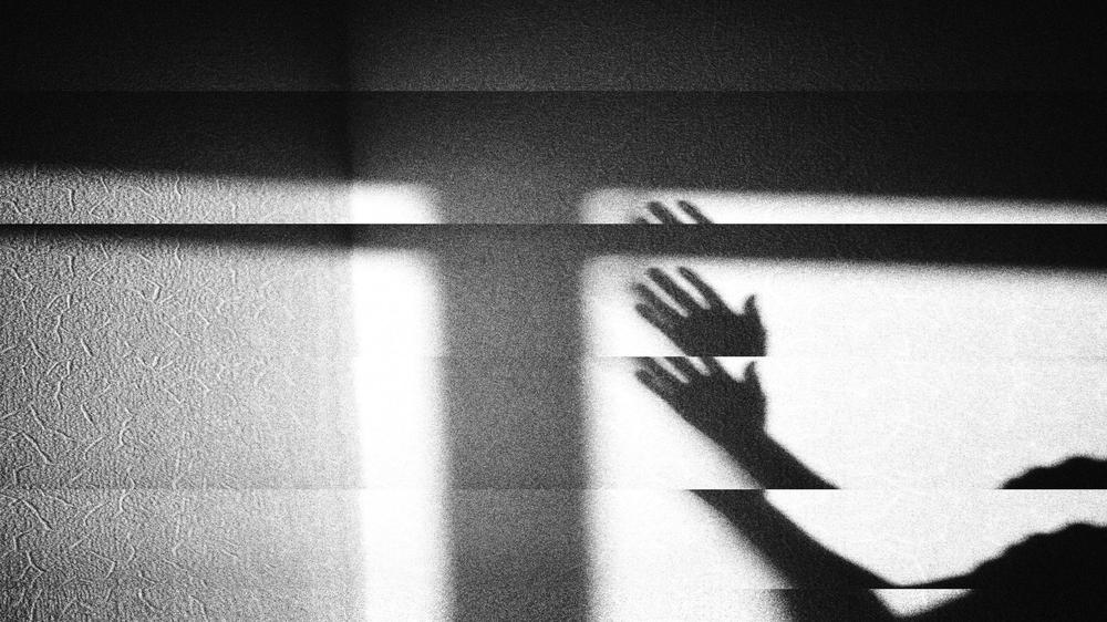 Mord in Altona: Im Badezimmer soll Dennis H. mehrfach auf den Kopf seiner Ex-Freundin geschlagen haben, womöglich mit einer Weinflasche.