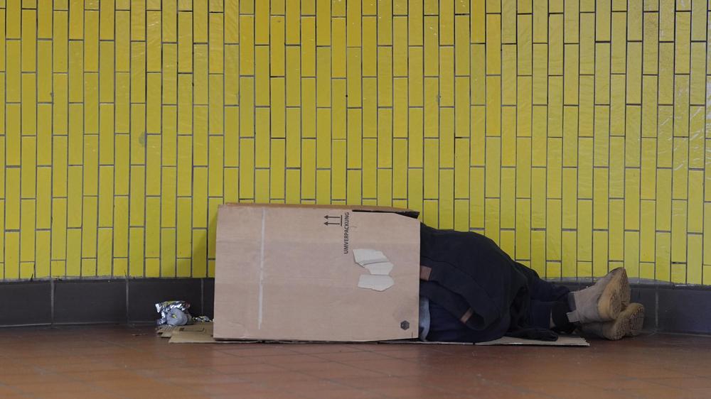 Obdachlose in Hamburg: Wer durch das Winternotprogramm in einer Notunterkunft unterkommt, wird morgens um halb zehn nach draußen geschickt und darf um halb sechs am Abend wiederkommen. Erst ab minus fünf Grad bleiben die Unterkünfte tagsüber offen.