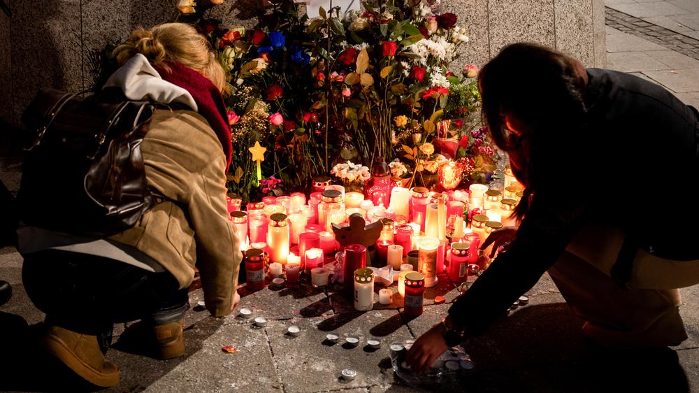 Subway incident in Hamburg: Flowers lie at the Wandsbek-Markt subway station. After the crime, the murder squad investigates.