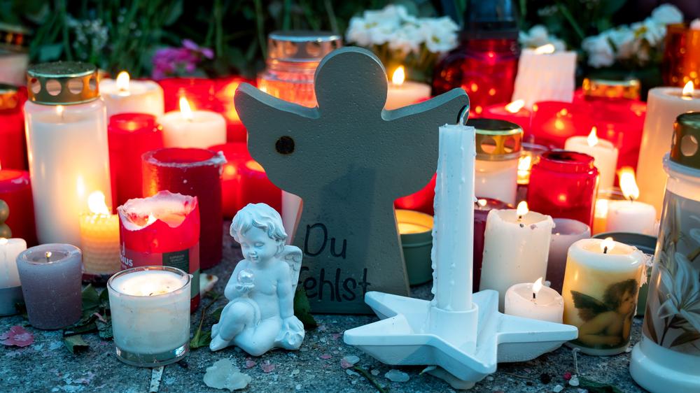 Tödlicher Vorfall in Hamburg-Wandsbek: Eine Engelsfigur mit der Aufschrift "Du fehlst" und Kerzen stehen am U-Bahnhof Wandsbek-Markt.