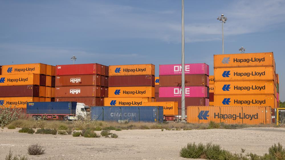 Hapag-Lloyd: Viele Schiffe hängen derzeit in Häfen der Golfregion fest – etwa in Dschabal Ali in Dubai.