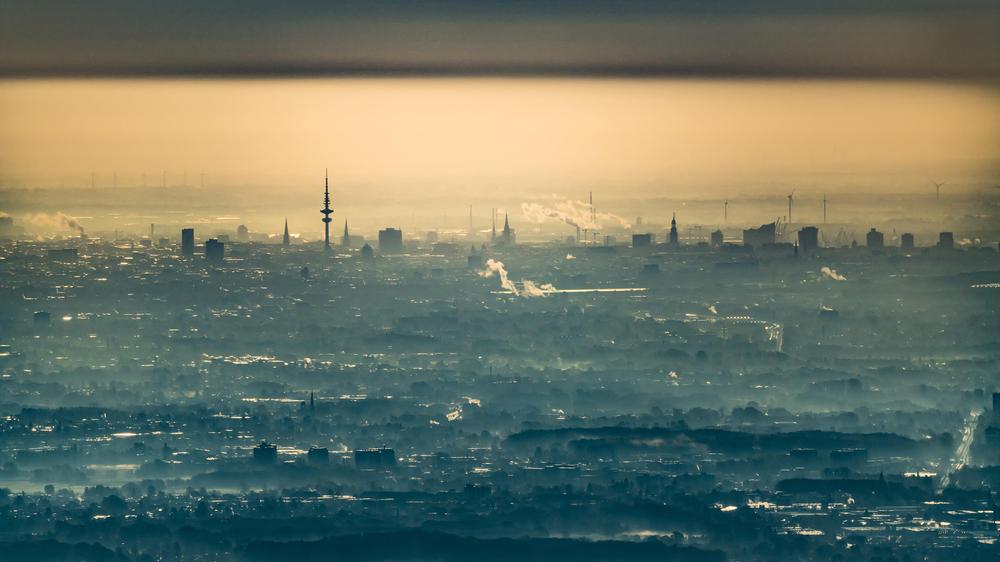 Klimaneutralität in Hamburg: Hamburg im Dunst: Neue Zahlen zeigen, dass die CO₂-Reduktion in der Stadt nicht schnell genug vorankommt – um die selbst gesteckten Klimaziele zu erreichen, müsste Hamburg jetzt aufs Tempo drücken.