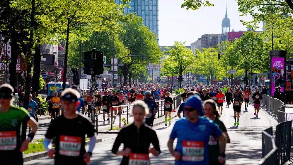 Hamburg-Marathon 2026: Läufer und Läuferinnen des Haspa Marathon Hamburg sind auf der Reeperbahn im Stadtteil St. Pauli unterwegs.