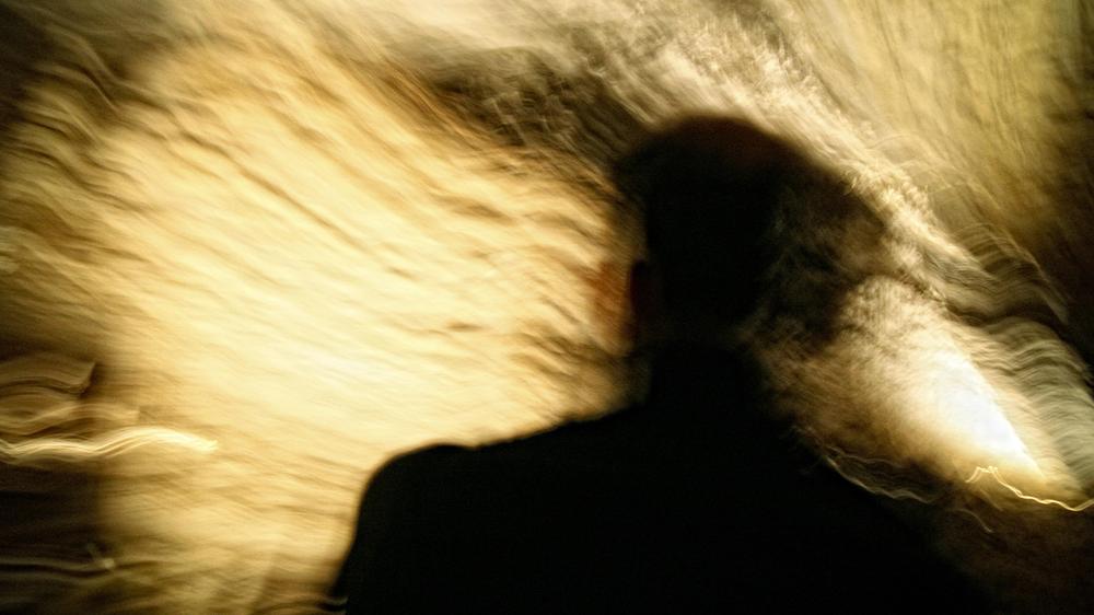 Vollrausch im Strafrecht: Jan R. schnupft in seinem Zimmer eine synthetische Droge, die psychedelische Effekte hervorruft. Dann verliert er die Kontrolle.