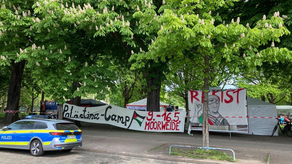 Propalästinensisches Camp: Auf der Hamburger Moorweide haben Aktivisten ein Palästinacamp aufgebaut. Nach einem Beschluss des Verwaltungsgerichts fällt das Protestcamp unter die grundgesetzlich geschützte Versammlungsfreiheit.
