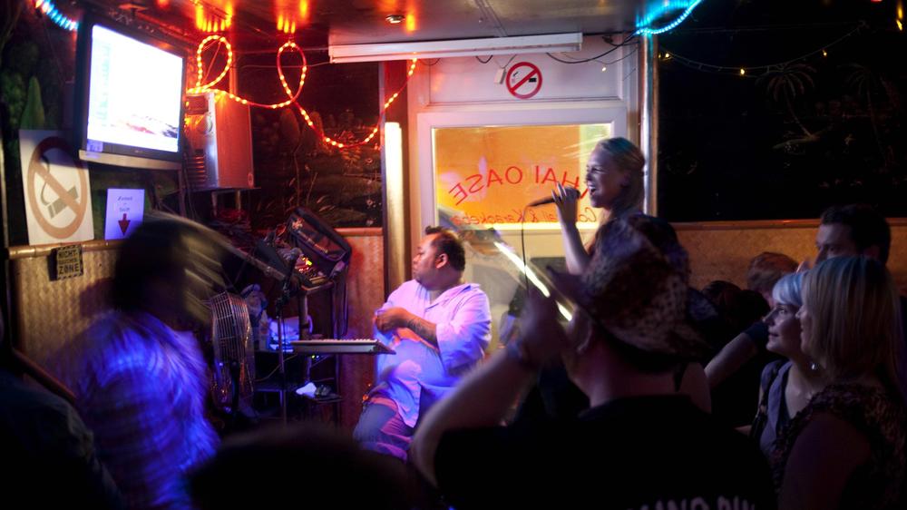 Thai Oase Hamburg: Karaoke Bars wie die Thai Oase nahe der Reeperbahn bringen unterschiedlichste Lebenswelten auf engstem Raum zusammen.