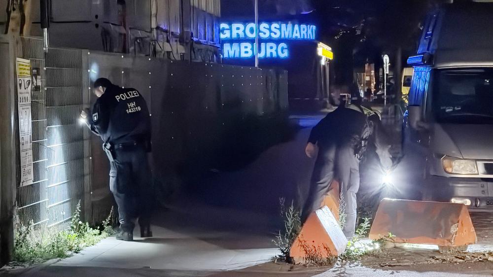 Schüsse in der Lagerstraße: Polizisten suchen nach dem Doppelmord rund um die Lagerstraße nach Spuren.