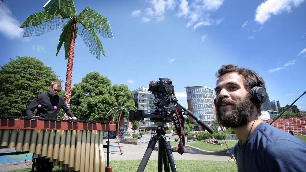 Kutiman: Der in Israel lebende Musik-Video-Künstler Ophir Kutiel alias Kutiman, 35, beim Dreh im Hamburger Park Fiction.