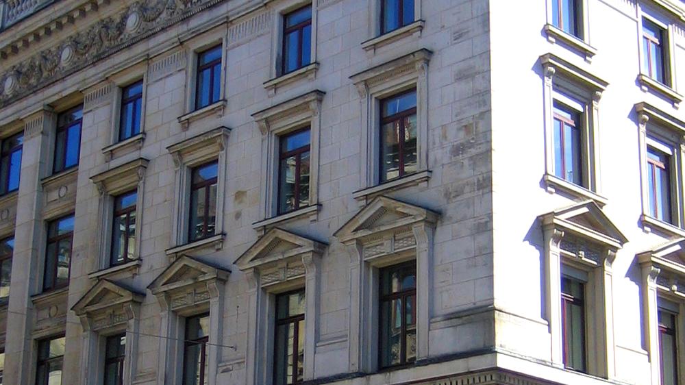 Privatbanken: Fassade des Hauptsitzes des Bankhauses M. M. Warburg & Co  in der Hamburger Ferdinanstraße