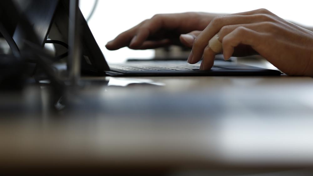 Legal Tech: Werden in Zukunft Anwälte überflüssig? Erste Firmen arbeiten mit einer Software, welche die Fleißarbeit von Jungjuristen ein vielfaches schneller erledigt.