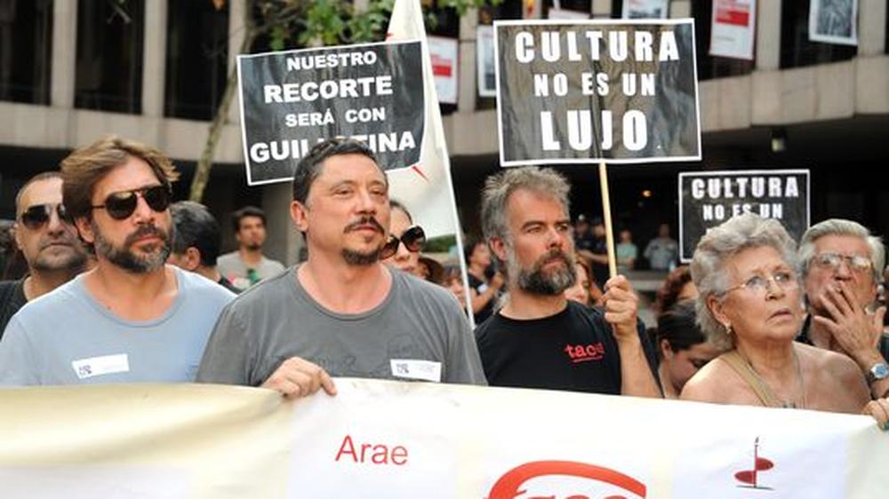 Der Schauspieler Javier Bardem (links), sein Bruder Carlos Bardem (2. v. l.) und ihre Mutter Pilar Bardem während einer Demonstration in Madrid. 