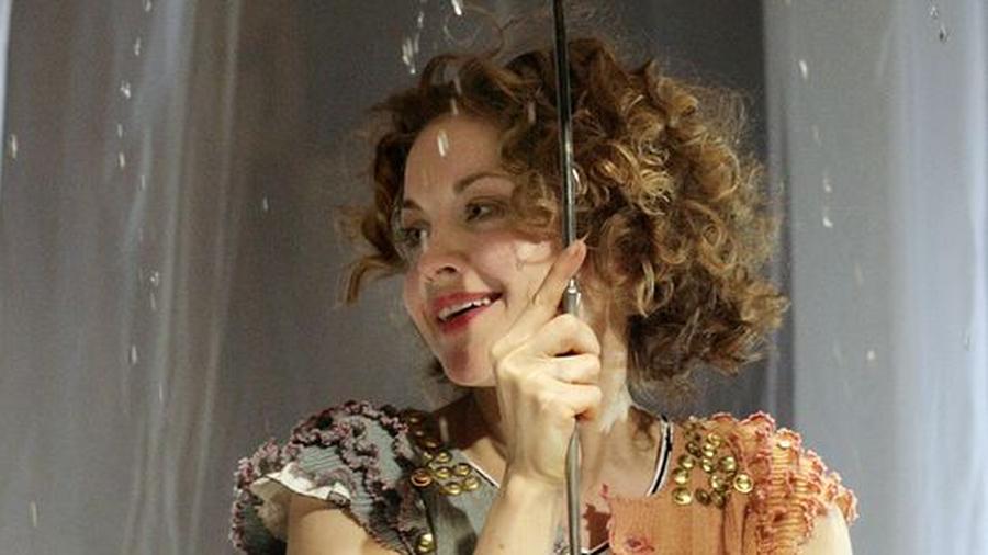 Qisqa sochli yosh ayolni ikki erkak sikishmoqda (porno)