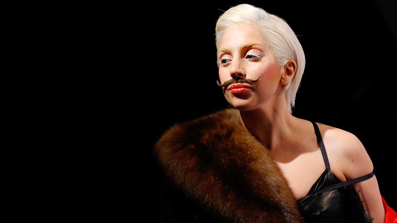 Lady Gaga In Berlin P pstin Mit Schnurrbart ZEIT ONLINE