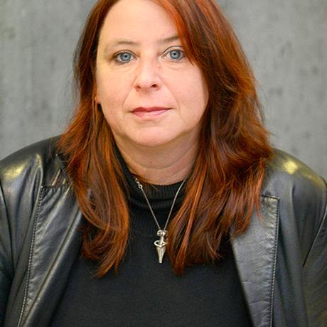 Roger Melis: Annett Gröschner lebt als Schriftstellerin und Publizistin in Berlin. Sie schreibt Romane, Erzählungen, Essays, Theaterstücke, Radiofeatures und Reportagen. Sie ist Mitglied der Redaktion von "10 nach 8".