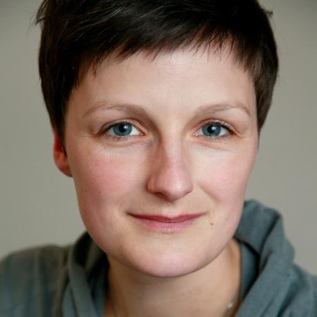 Demokratie: Esther Boldt arbeitet als Autorin, Tanz- und Theaterkritikerin für Medien wie "Theater heute", "tanz Zeitschrift" und den Hessischen Rundfunk und als Redakteurin bei "Nachtkritik". Sie ist Jurorin bei den Autorentagen am Deutschen Theater und Gastautorin von "10nach8".