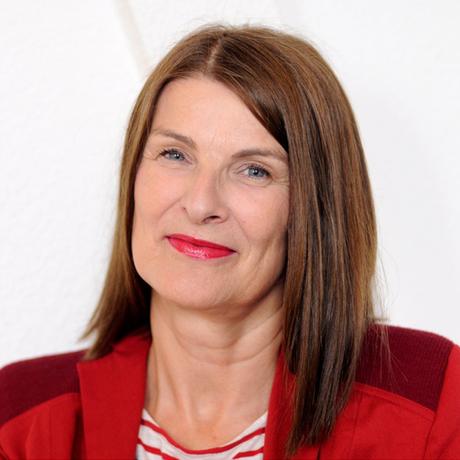 Nationalsozialismus: Sabine Scholl beschäftigt sich in ihren Essays mit transnationalen Prozessen; in literarischen Werken beschreibt sie das Zusammentreffen verschiedener Sprachen und Kulturen. 2018 erschien ihr Roman "Die Gesetze des Dschungels". Sie ist Gastautorin von "10 nach 8".