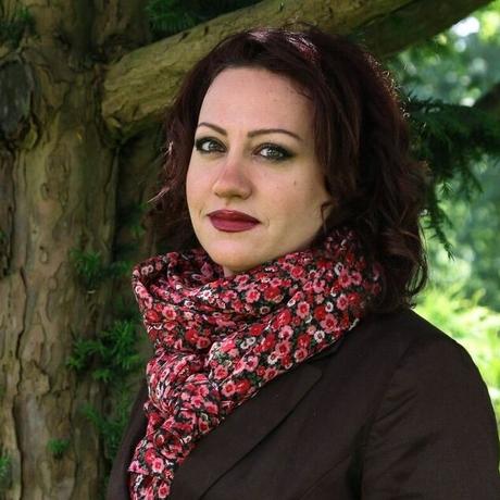 Rosa Yassin Hassan wurde in Damaskus, Syrien, geboren und lebt seit 2012 mit ihrem Sohn in Deutschland. Sie arbeitete als Architektin und widmet sich seit 2007 ausschließlich dem Schreiben. Sie veröffentlichte zahlreiche Romane, zuletzt "Die vom Zauber berührten" (2016). "Wächter der Lüfte" wurde 2011 ins Deutsche übersetzt. Sie hat 2006 die syrische Vereinigung "Frauen für Demokratie" begründet. Rosa Yassin Hassan ist Gastautorin von "10 nach 8".