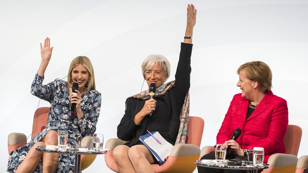 Feminismus: Wer auf diesem Panel sieht sich selbst als Feministin? Auf diese Frage auf dem Women20-Gipfel in Berlin heben Ivanka Trump (links) und Christine Lagarde (Mitte) die Hand. Angela Merkel nicht.