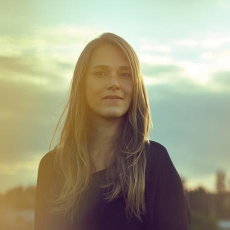 Sabine Kray wurde 1984 in Göttingen geboren. Heute lebt sie in Berlin, wo sie als Autorin und Übersetzerin arbeitet und sich als Mentorin für junge Mädchen bei der Bürgerstiftung Neukölln engagiert. Ihr Debüt, "Diamanten Eddie", ist im Frühjahr 2014 bei der Frankfurter Verlagsanstalt erschienen. Sie ist Gastautorin von "10 nach 8".