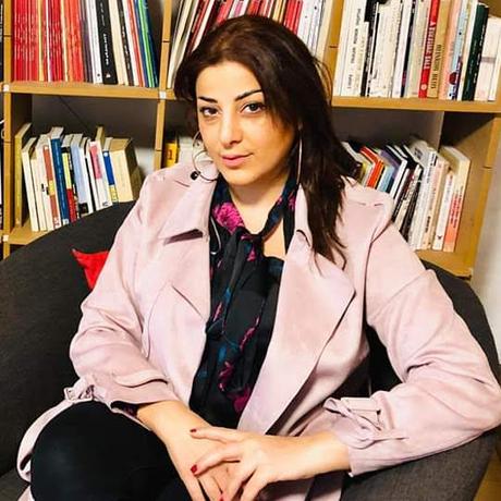 Rabab Haider kommt aus Damaskus. Inzwischen arbeitet sie als Heinrich-Böll-Stipendiatin in Langenbroich als Übersetzerin, Kolumnistin und Schriftstellerin. Sie ist Mitglied des Syrian Women's Network und Gastautorin von "10 nach 8". 