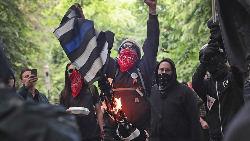 https://img.zeit.de/kultur/2017-12/antifa-usa-mark-bray-portland/wide__820x461__desktop