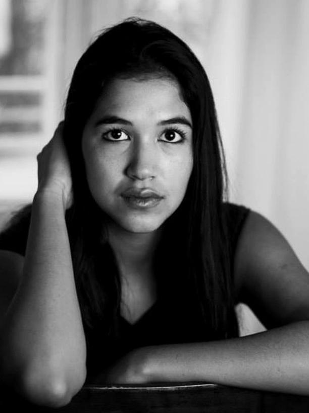 Ramona Raabe, Jahrgang 1992, ist Schriftstellerin. Sie studiert Film- und Literaturwissenschaft in Berlin und Los Angeles. Im März 2018 erschien ihr literarisches Debüt "Das pathologische Leiden der Bella Jolie" im Dittrich Verlag. Ramona Raabe ist Gastautorin bei "10 nach 8".