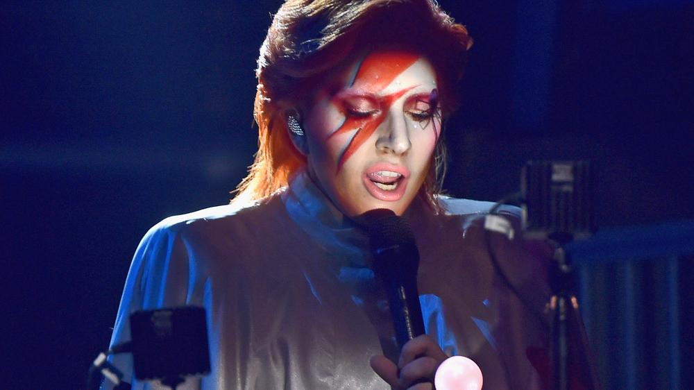 Drittes Geschlecht: Lady Gaga als David Bowie als Ziggy Stardust: Der Rahmen, in dem Geschlechter gesellschaftlich agieren dürfen, kann sich innerhalb einer Hashtagdebatte ändern.