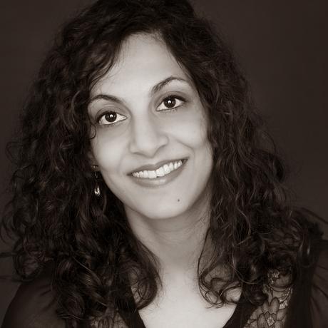 Seema Basil verbrachte ihre Kindheit und Jugend in Kenia. Sie studierte Medizin im schottischen Dundee und arbeitete einige Jahre als Ärztin in Großbritannien, bevor sie mit ihrem Partner nach Australien umsiedelte, wo sie heute im Outback Senior Medical Officer in einer medizinischen Einrichtung für Aborigines ist. Nach einer Endometriosebehandlung hat sie mithilfe künstlicher Befruchtung eine Tochter und Zwillingssöhne bekommen.