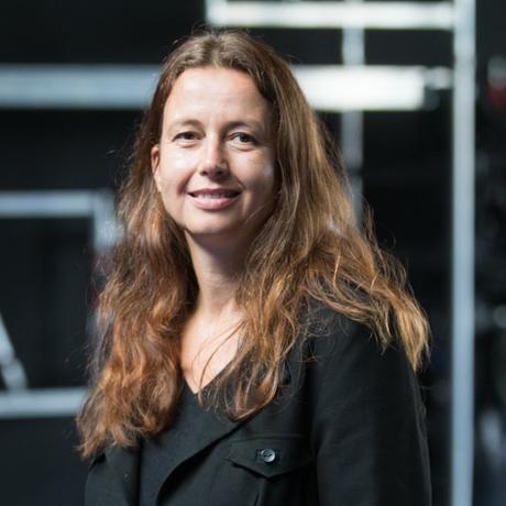 Dagrun Hintze wurde 1971 in Lübeck geboren und lebt seit fast 20 Jahren als Autorin und Theatermacherin in Hamburg. 2017 erschien ihr Essayband "Ballbesitz. Frauen, Männer und Fußball" im mairisch Verlag, 2018 folgte der Lyrikband "Einvernehmlicher Sex" bei Minimal Trash Art. Sie ist Gastautorin bei "10 nach 8".